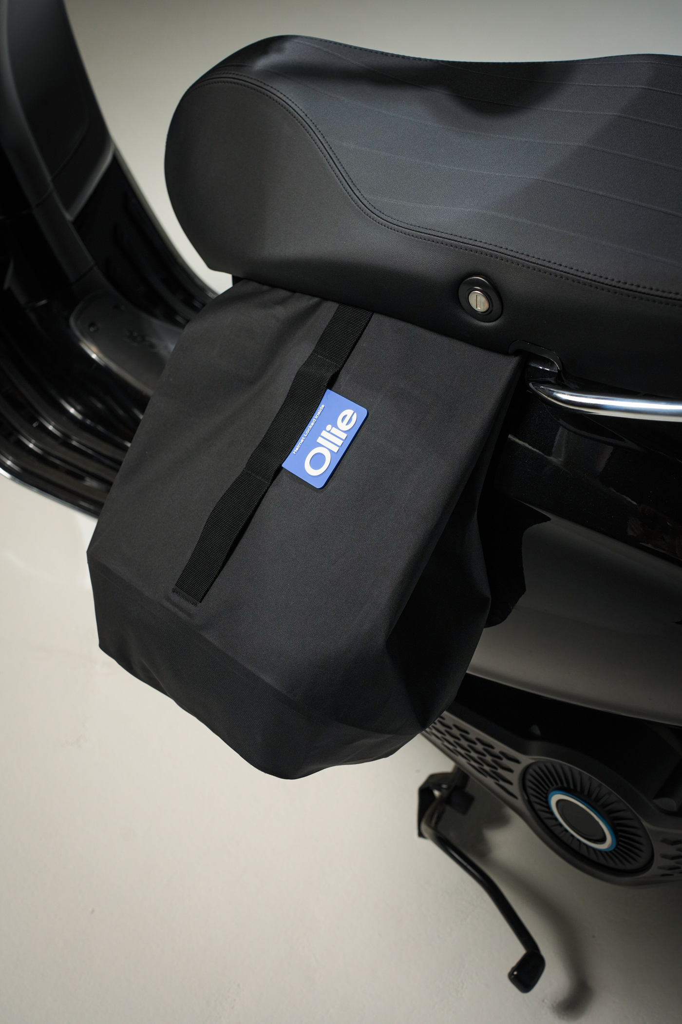 Ollie Helmet Bag black
